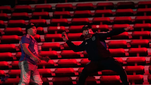 Independiente vs U de Chile: Evidencia revelaría que un mismo hincha noqueó a rival y empujó al vacío a otro.