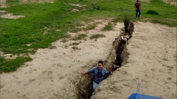 Fotos: enormes grietas aparecen cerca del NAIM por obras de desecación