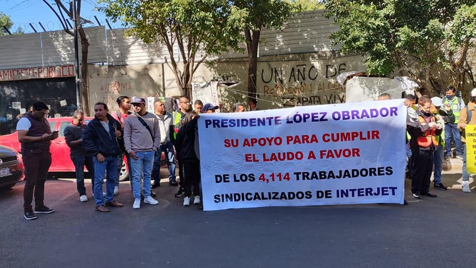 Trabajadores de Interjet manifestándose a las afueras de la Secretaría de Gobernación