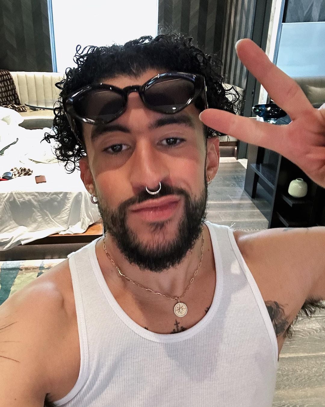 Bad Bunny vuelve a Instagram pintando dedo