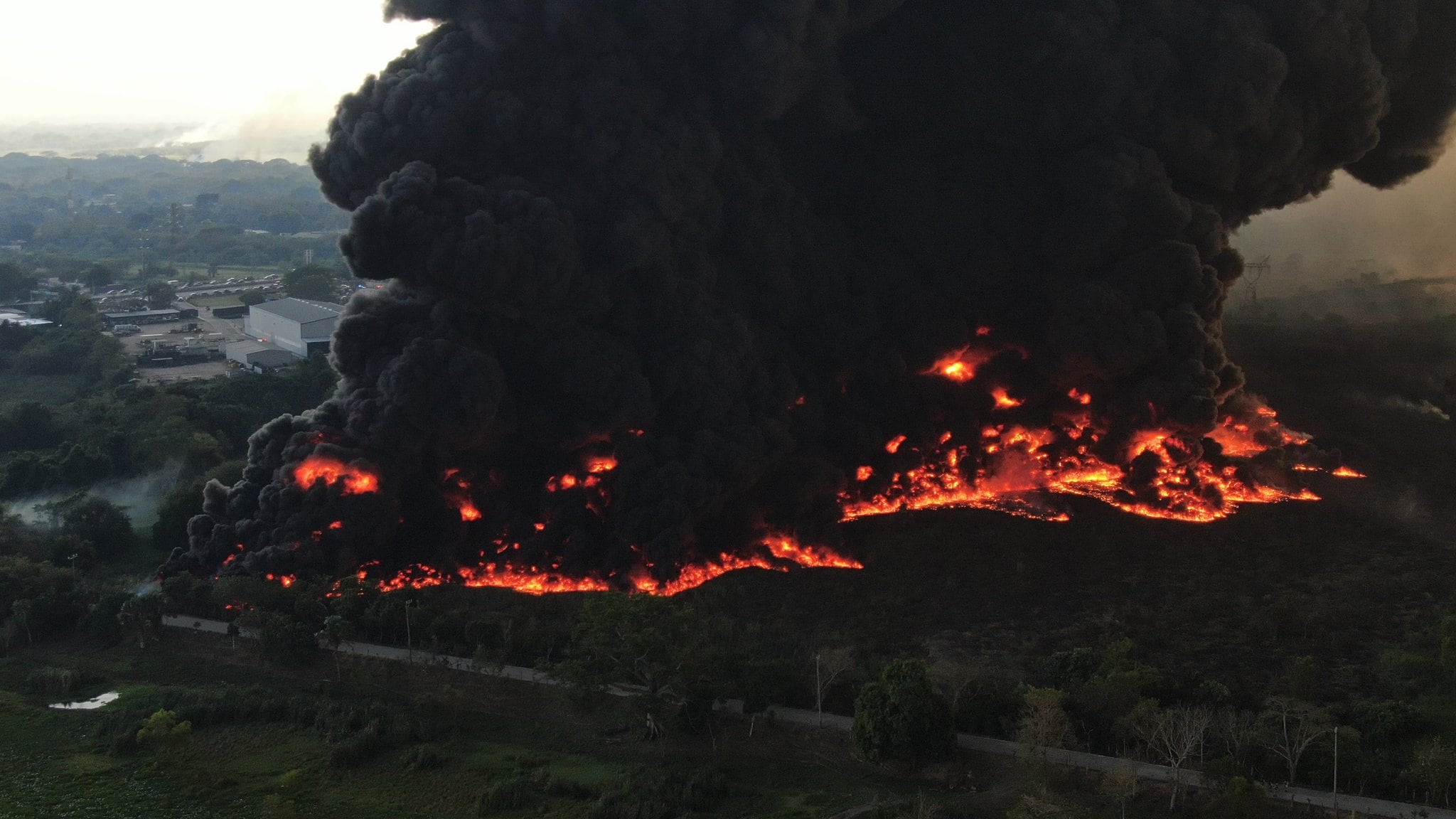 Quema de pastizal provoca enorme incendio en Tabasco; habría afectado a la empresa Setin Tred