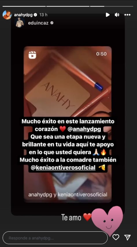Eduin Caz le muestra a su esposa su apoyo en su emprendimiento.