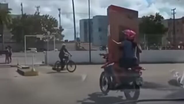 Pantalla plana se cae de la moto de una pareja