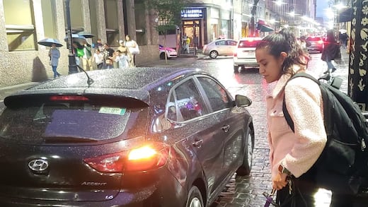 Denuncian discriminación de Uber contra usuaria con perro guía