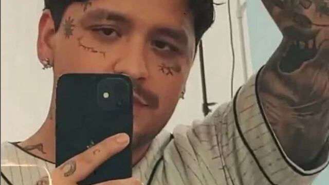 Christian Nodal estrena tatuajes en la cara
