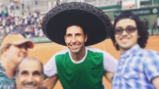 González porta con orgullo el sombrero de mariachi.