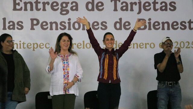 Claudia Sheinbaum entrega tarjetas de Pensiones del Bienestar