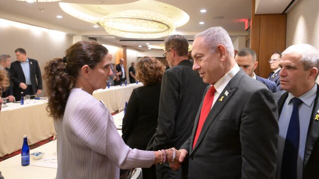 Benjamín Netanyahu se reúne en Estados Unidos con familiares de rehenes
