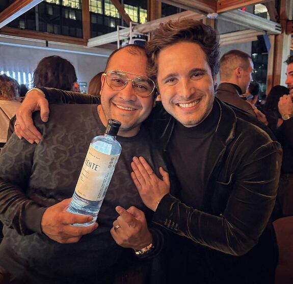 Aarón Mizrahi junto a Diego Boneta