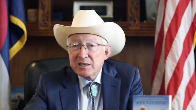 Ken Salazar reaparece en México