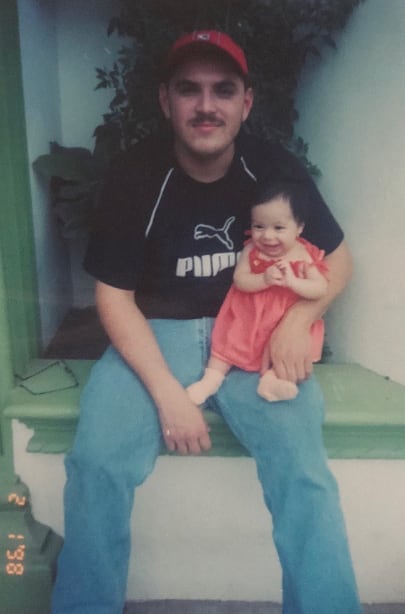 Anahí de bebé junto a El Komander