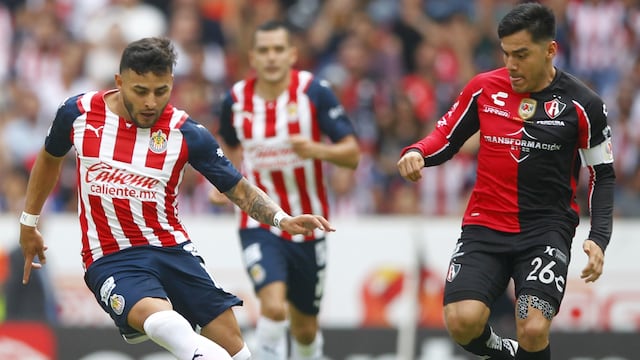 Alexis Vega en un Chivas vs Atlas
