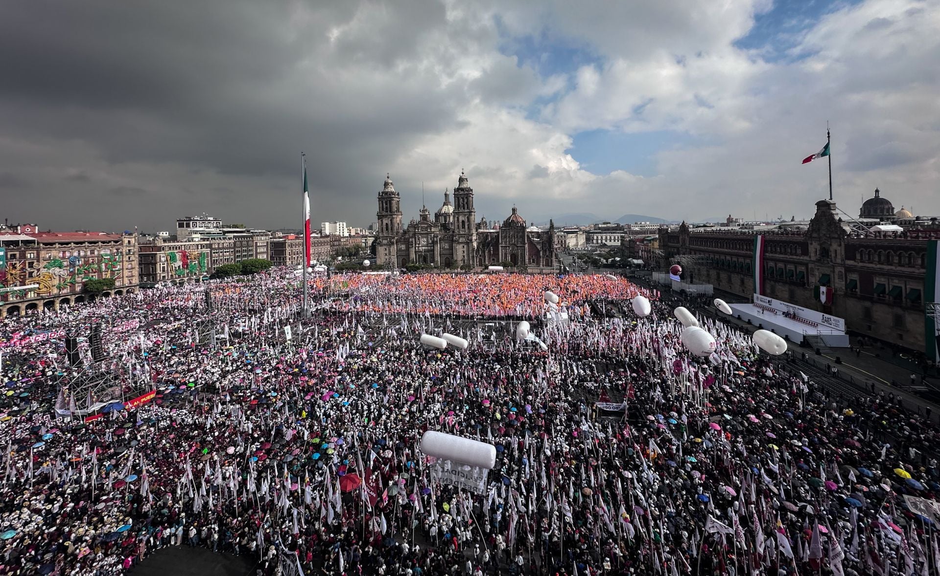 Simpatizantes de Claudia Sheinbaum abarrotan el Zócalo por primer infiorme