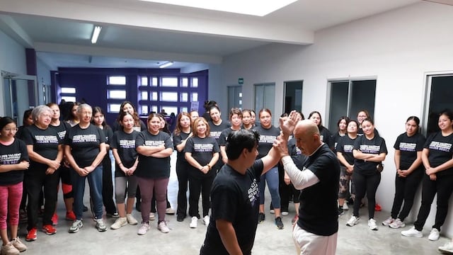 Monterrey fortalece seguridad de mujeres con taller de defensa personal.