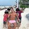 Critican a Roberto Palazuelos por fotografía “whitexican” con niños de Tulum