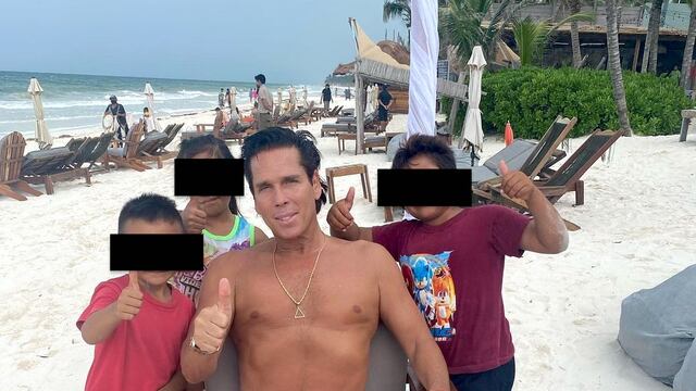 Roberto Palazuelos con niños en Tulum