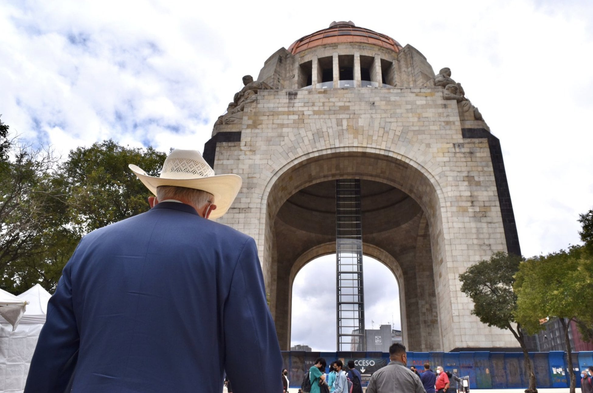 Ken Salazar en el Monumento a la Revolución