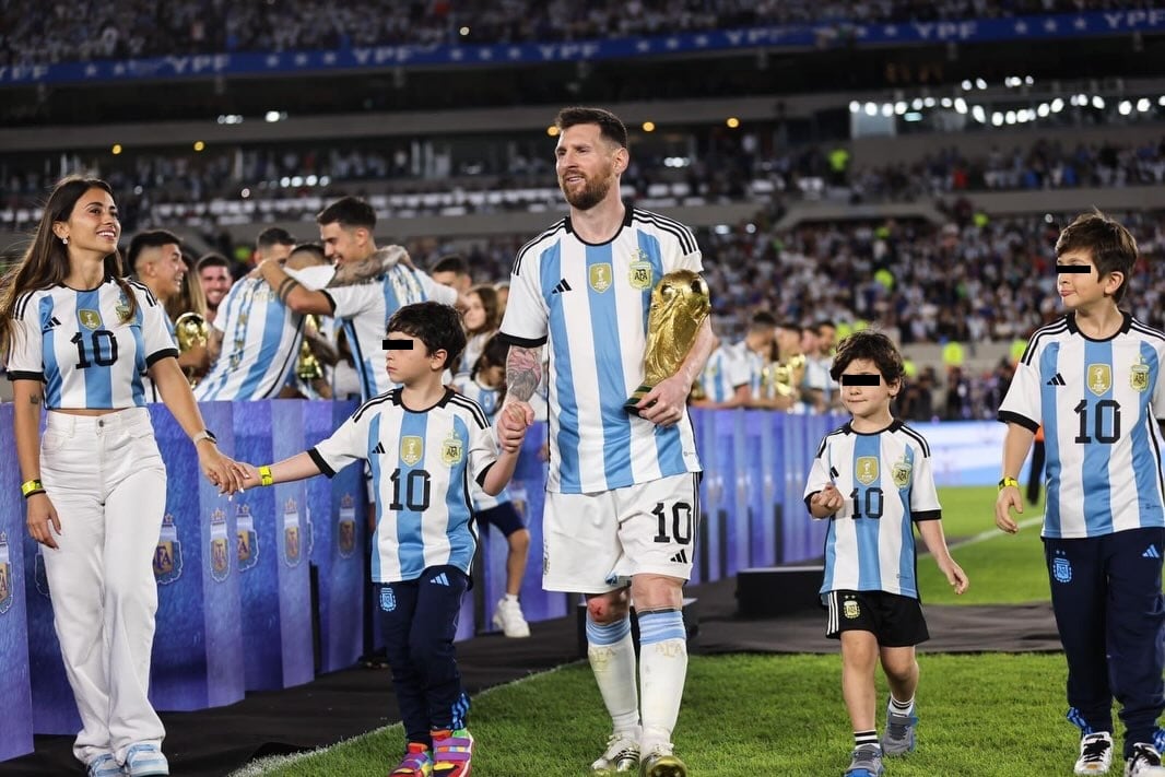 Antonela Roccuzzo con Lionel Messi sus tres hijos.
