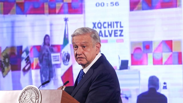 Andrés Manuel López Obrador muestra un vídeo del debate del Frente Amplio
