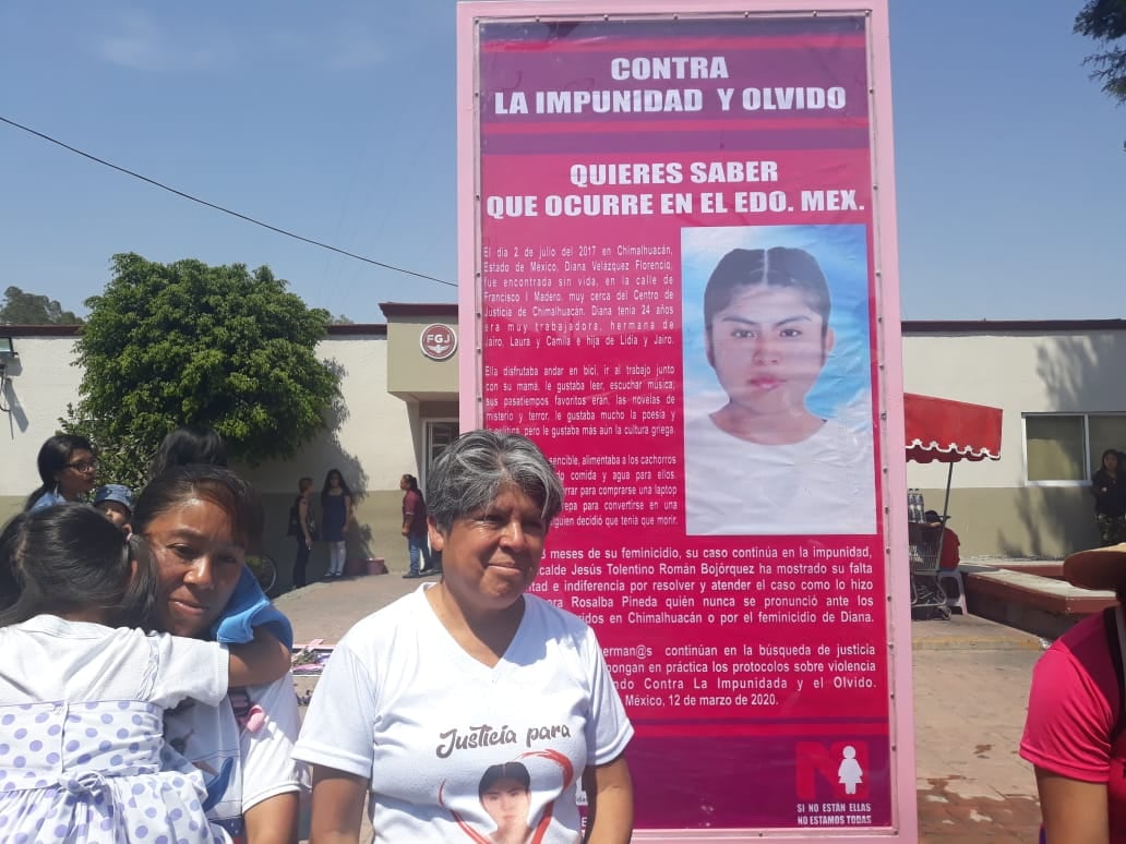 Lidia Florencio junto al memorial de su hija.