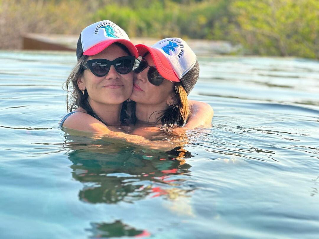 Silvia Navarro muy cariñosa con una mujer.