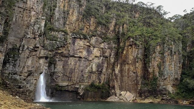 Acantilado en un lago de Brasil