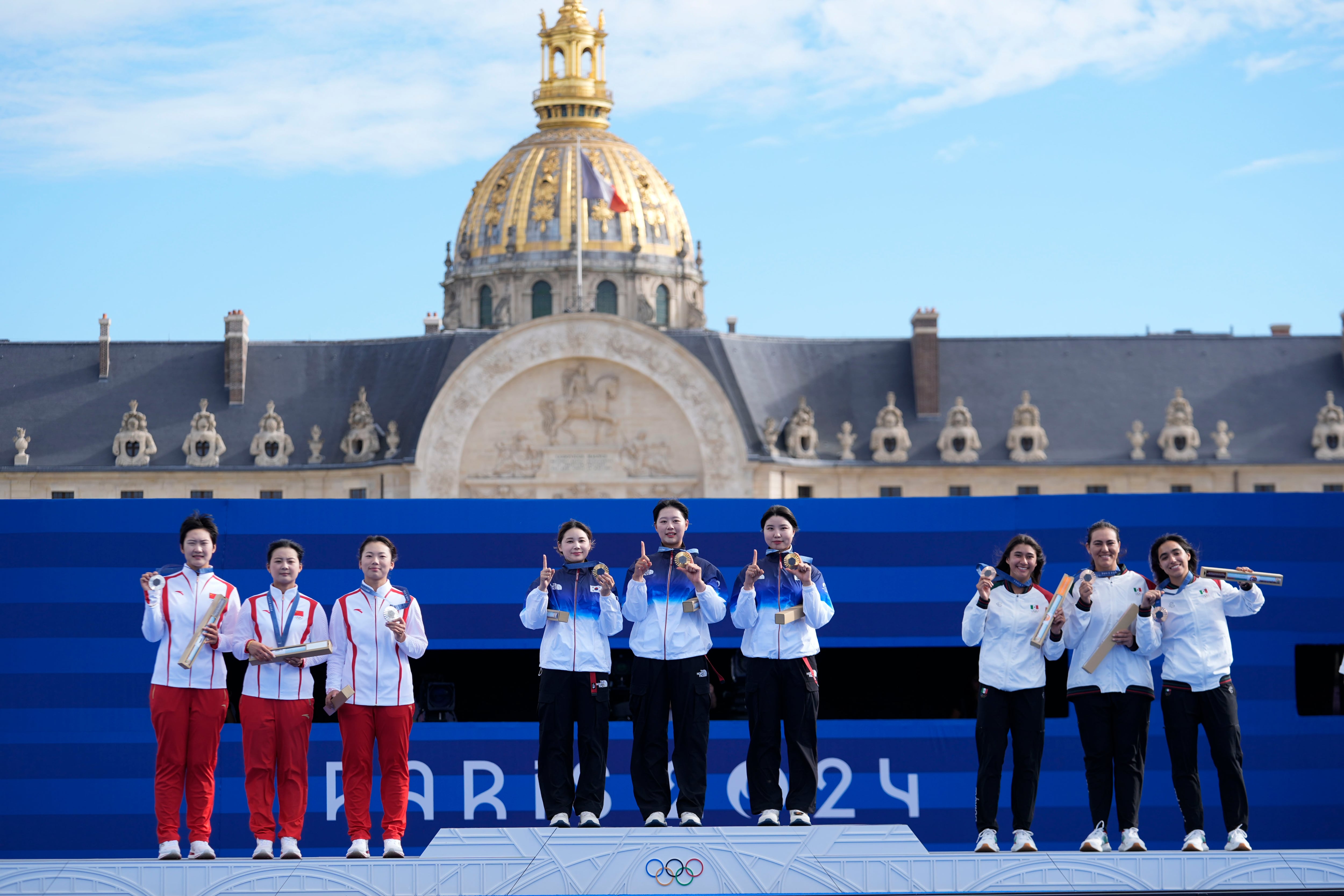 Podio tiro con arco equipos femenil en los Juegos Olímpicos París 2024.