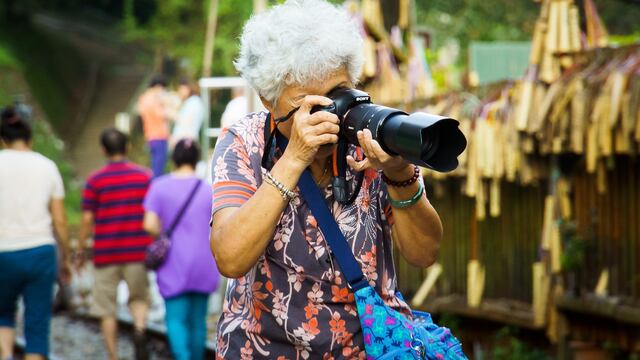 Abuela Viejenial tomando fotos