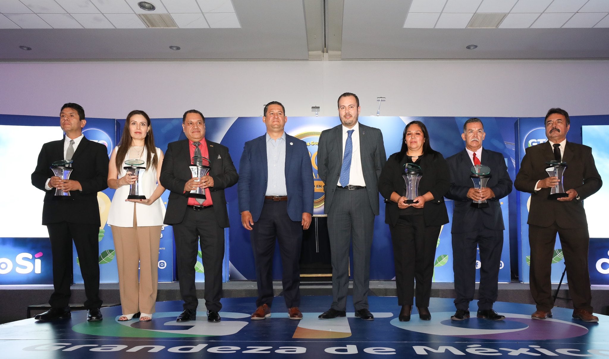 Diego Sinhue con trabajadores de Fondos Guanajuato