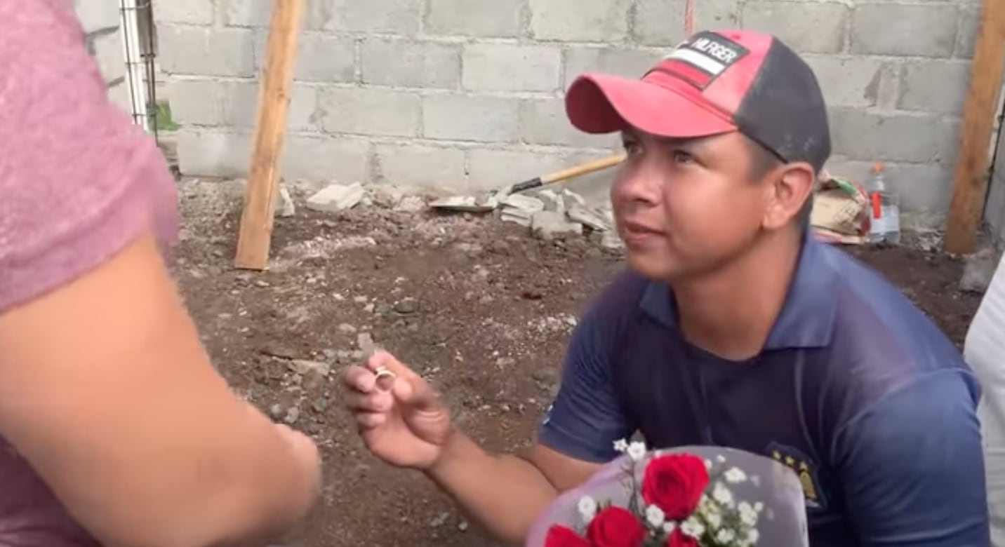 Albañil propone matrimonio a su novia