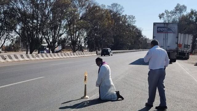 Capufe pide bendición a sacerdote contra bloqueos, accidentes e inseguridad en autopista México-Querétaro