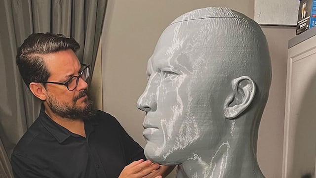 Él es Rubén Orozco el artista que creó la escultura hiperrealista de Vicente Fernández