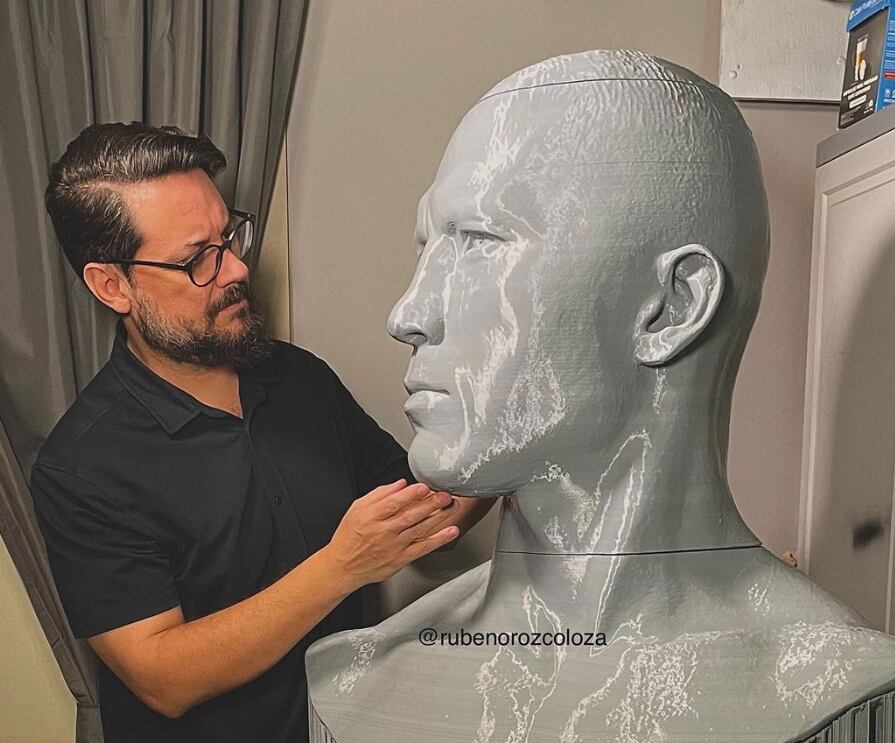 Él es Rubén Orozco el artista que creó la escultura hiperrealista de Vicente Fernández