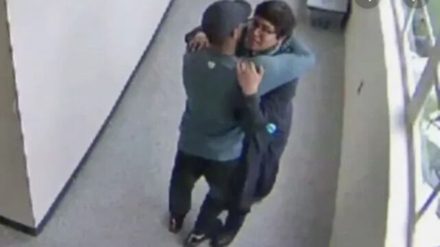 Keanon Lowe desarmando con abrazos