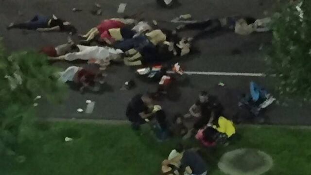 Camión arrolla a multitud en Niza