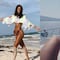 VIDEO: Bárbara de Regil muestra su habilidad al surfear