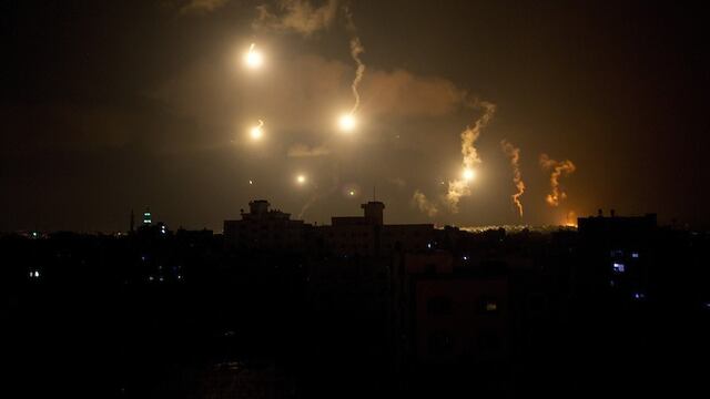 El bombardeo israelí ilumina el cielo en Gaza este 18 de julio. Foto: MAHMUD HAMS / AFP
