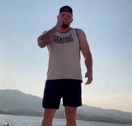 Exhibe a jóvenes en la playa