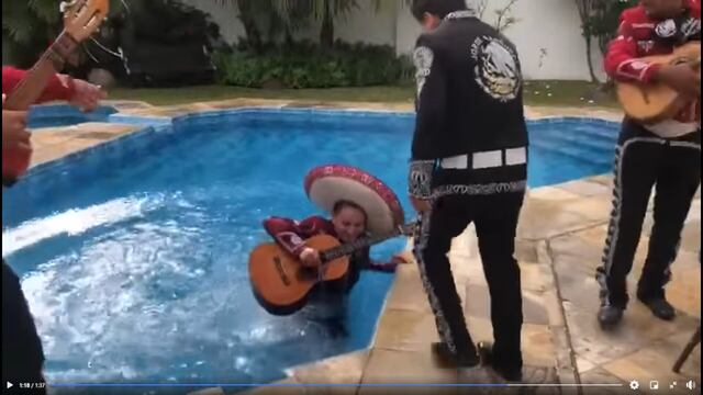 Mariachi cae al agua