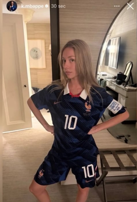 Mbappé comparte foto de Ester Expósito con la camiseta de Francia y el brazalete de capitán.