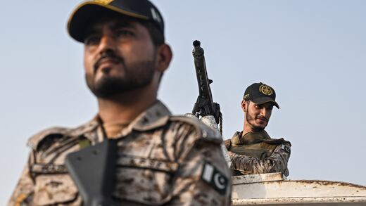 Conflicto en Afganistán: Pakistán responde a ataques talibanes con bombardeos