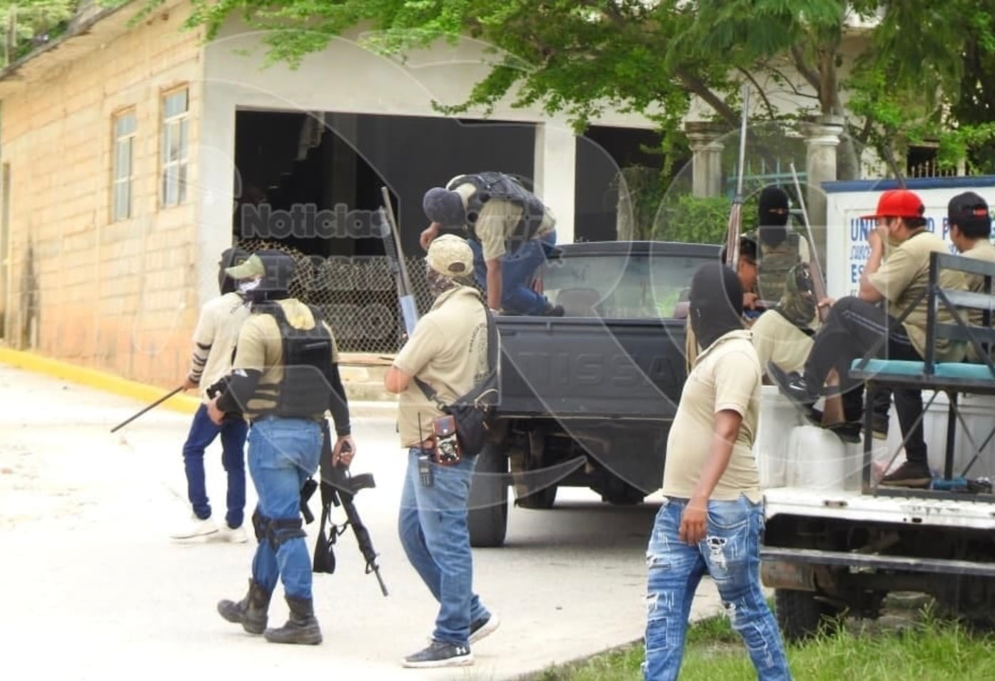 Policías comunitarios de Guerrero se levantan en armas en Ayutla de Los Libres