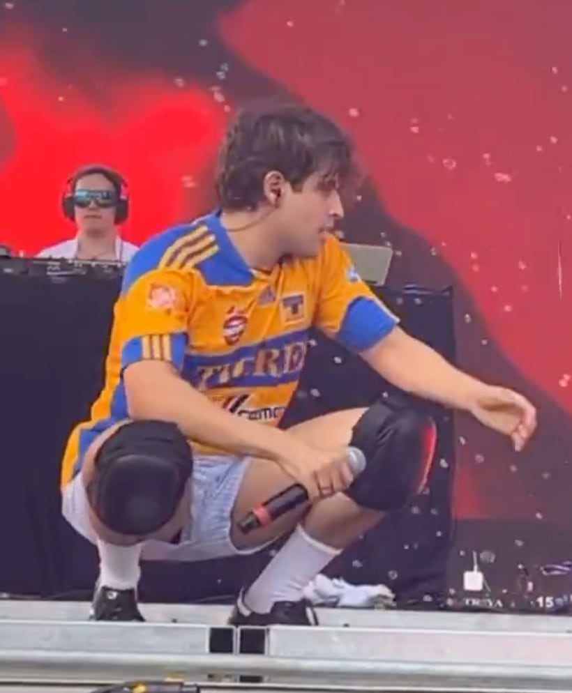 Crash Yeye dio show con playera de Tigres en el Cute Pride Festival