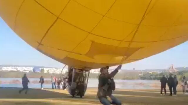 Dirigible de Coppel se descontrola en la FIG