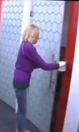 Salvador Zerboni le hace creer a Laura Bozzo que la embarró de caca
