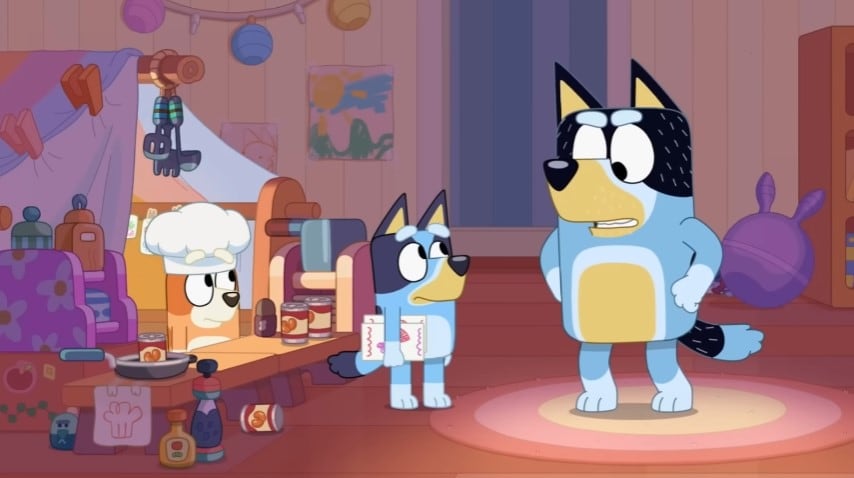 Bluey y Bingo juegan a atender un restaurante