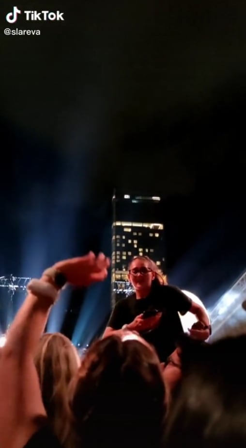 Joven buscando a su novio en concierto de Coldplay