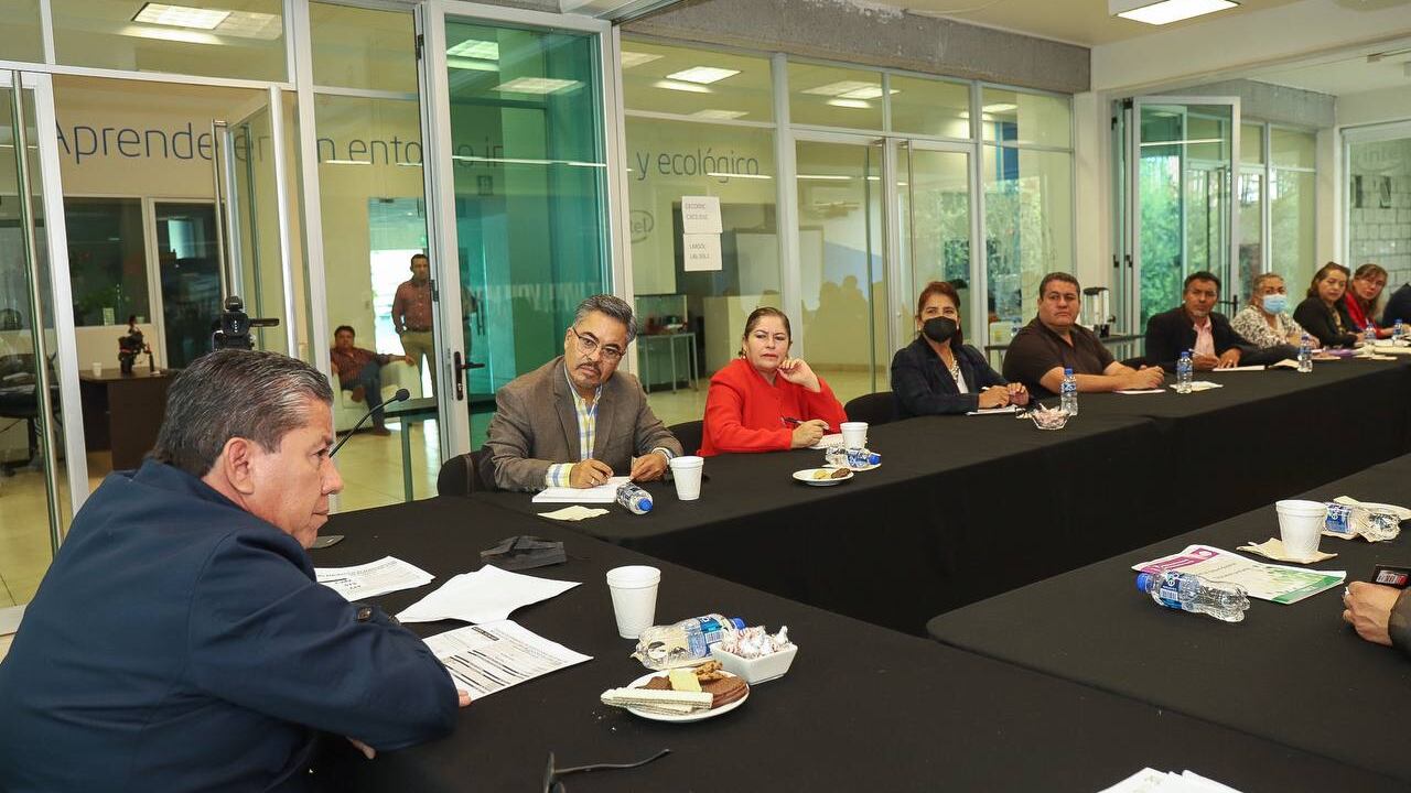 VIDEO: David Monreal ordena recoger celulares de los integrantes de su gabinete en una reunión
