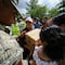 Mara Lezama entrega apoyos directos a familias afectadas por inundaciones en Bacalar