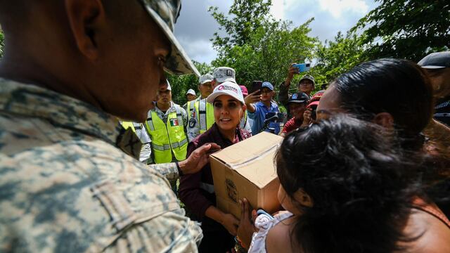 Mara Lezama entregó apoyos directos a afectados por las inundaciones en Bacalar